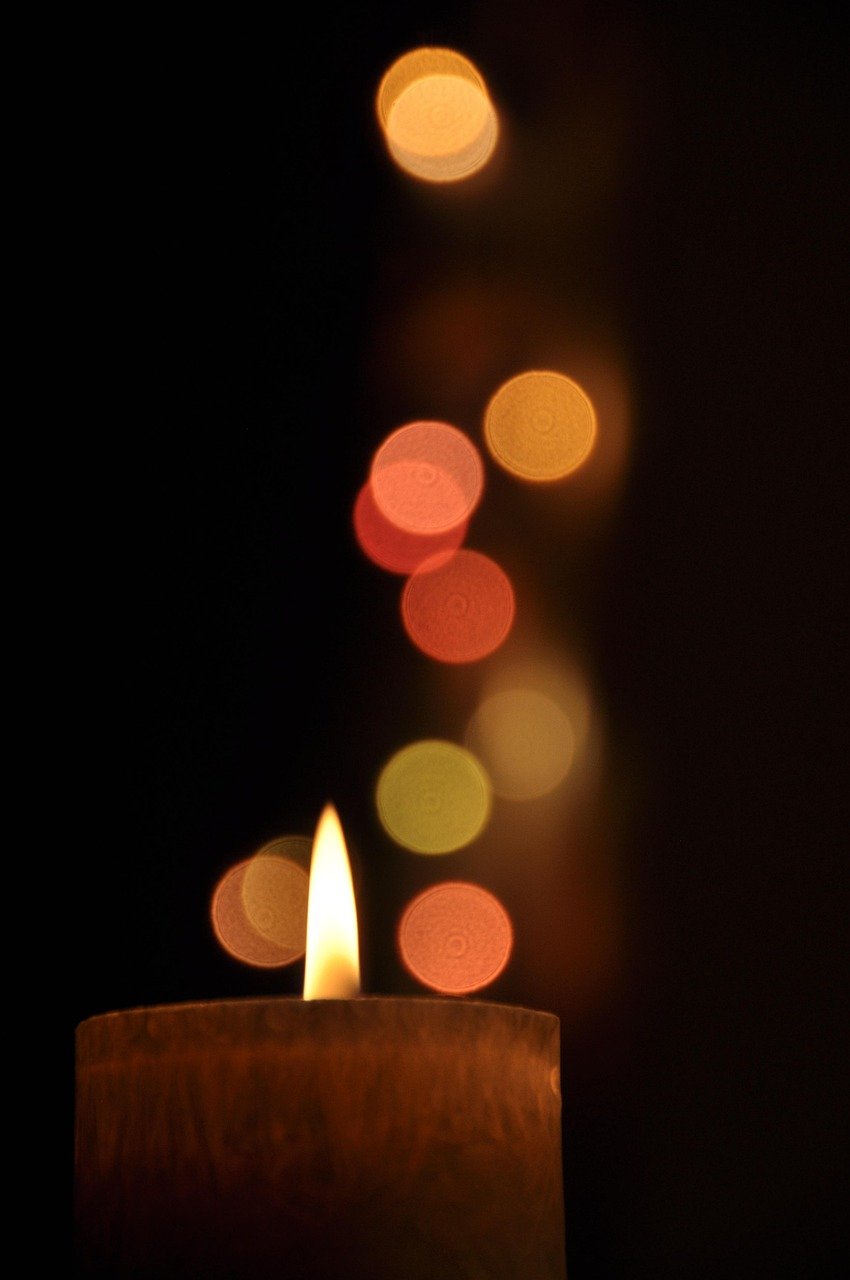 Pixabay_Raventhorne_bokeh-candle-1129355_1280.jpg
