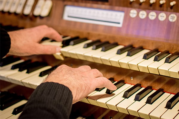 Hands playing the organ