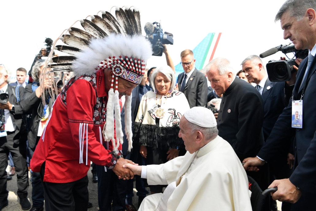 pope-juillet-handshake