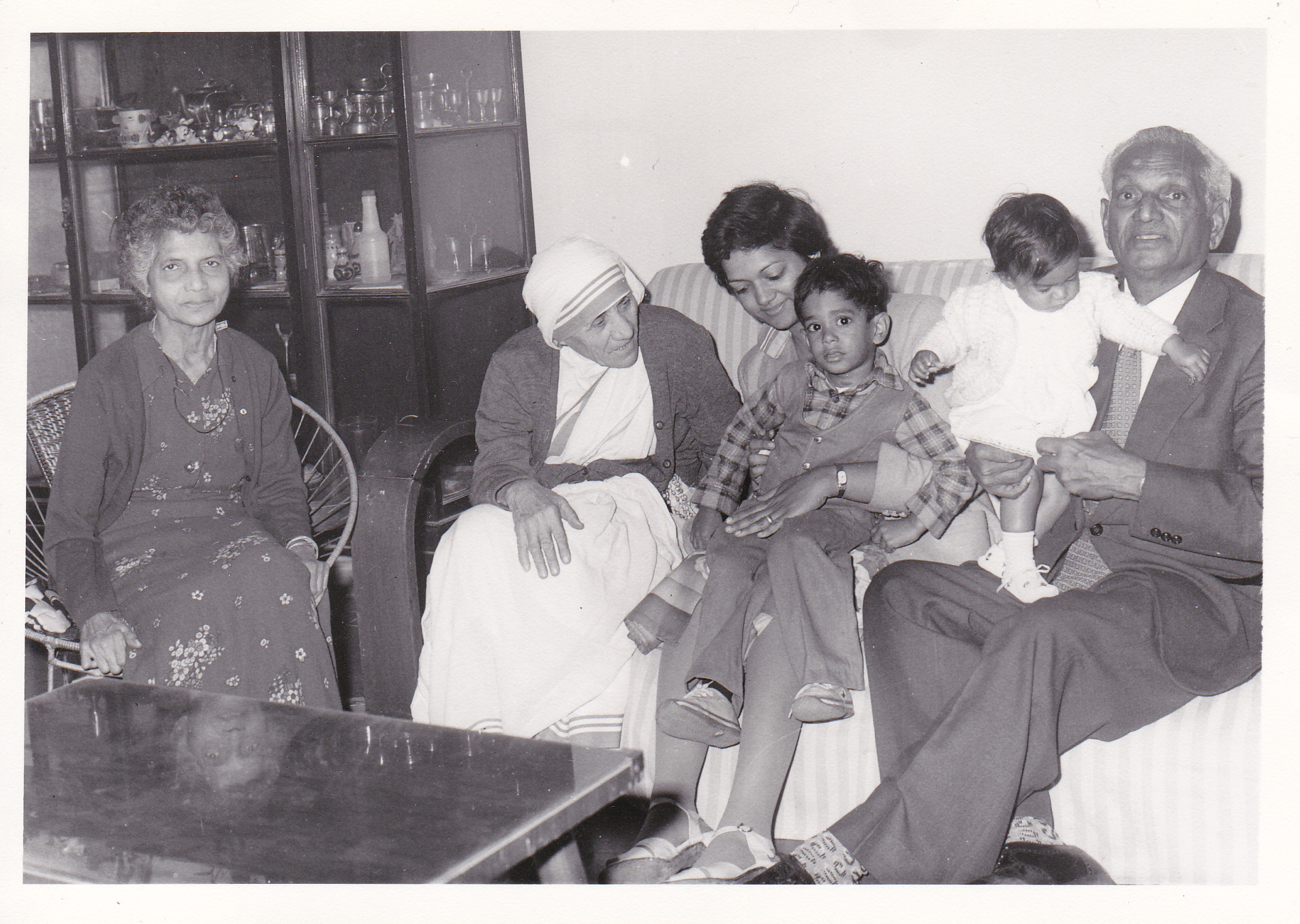 Celine Freitas with family and Mother Teresa